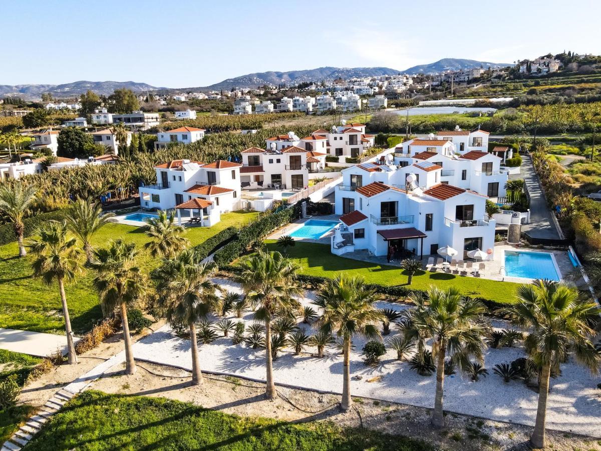 Platzia Beach Villas Paphos Exterior photo