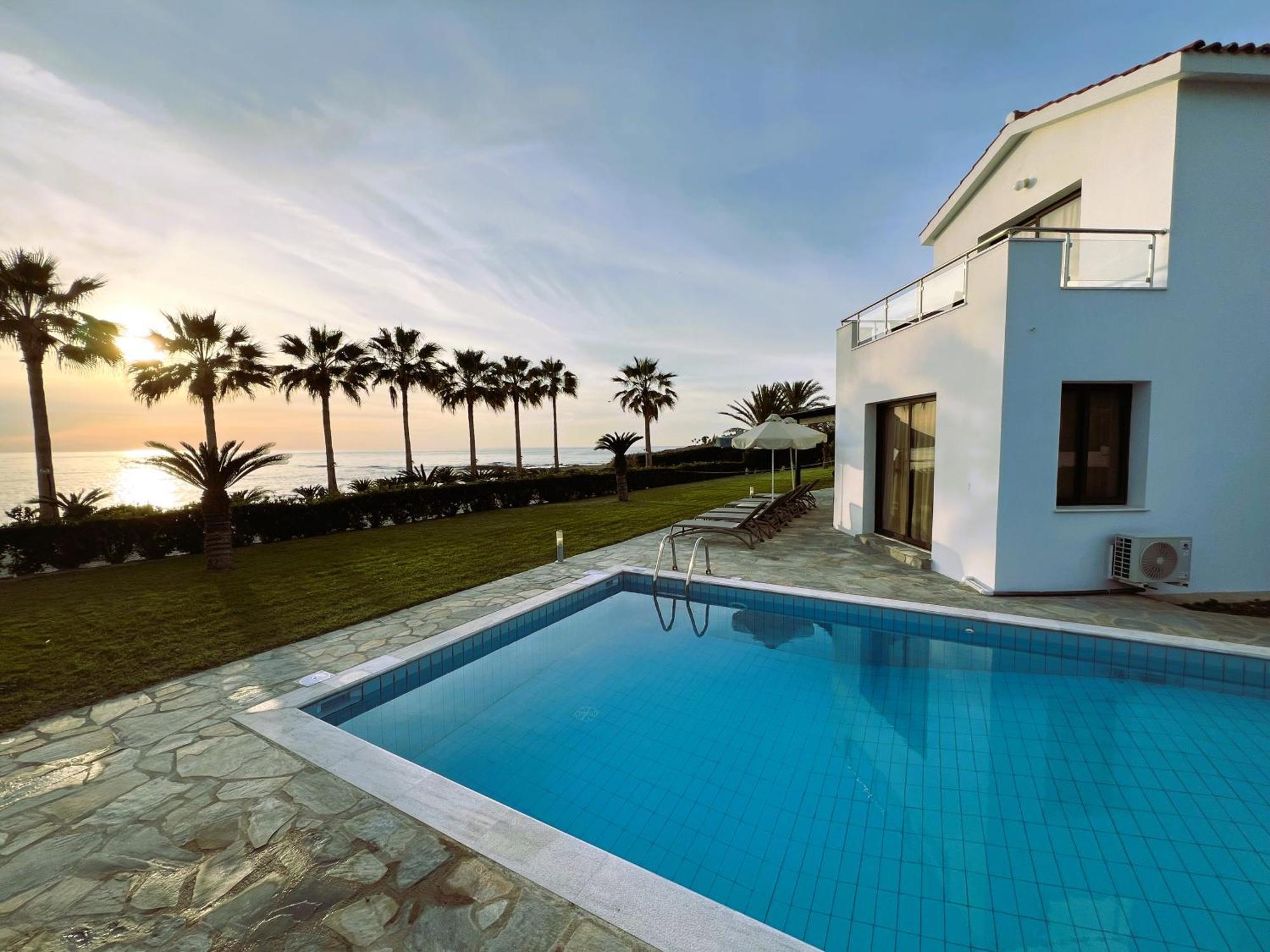 Platzia Beach Villas Paphos Exterior photo