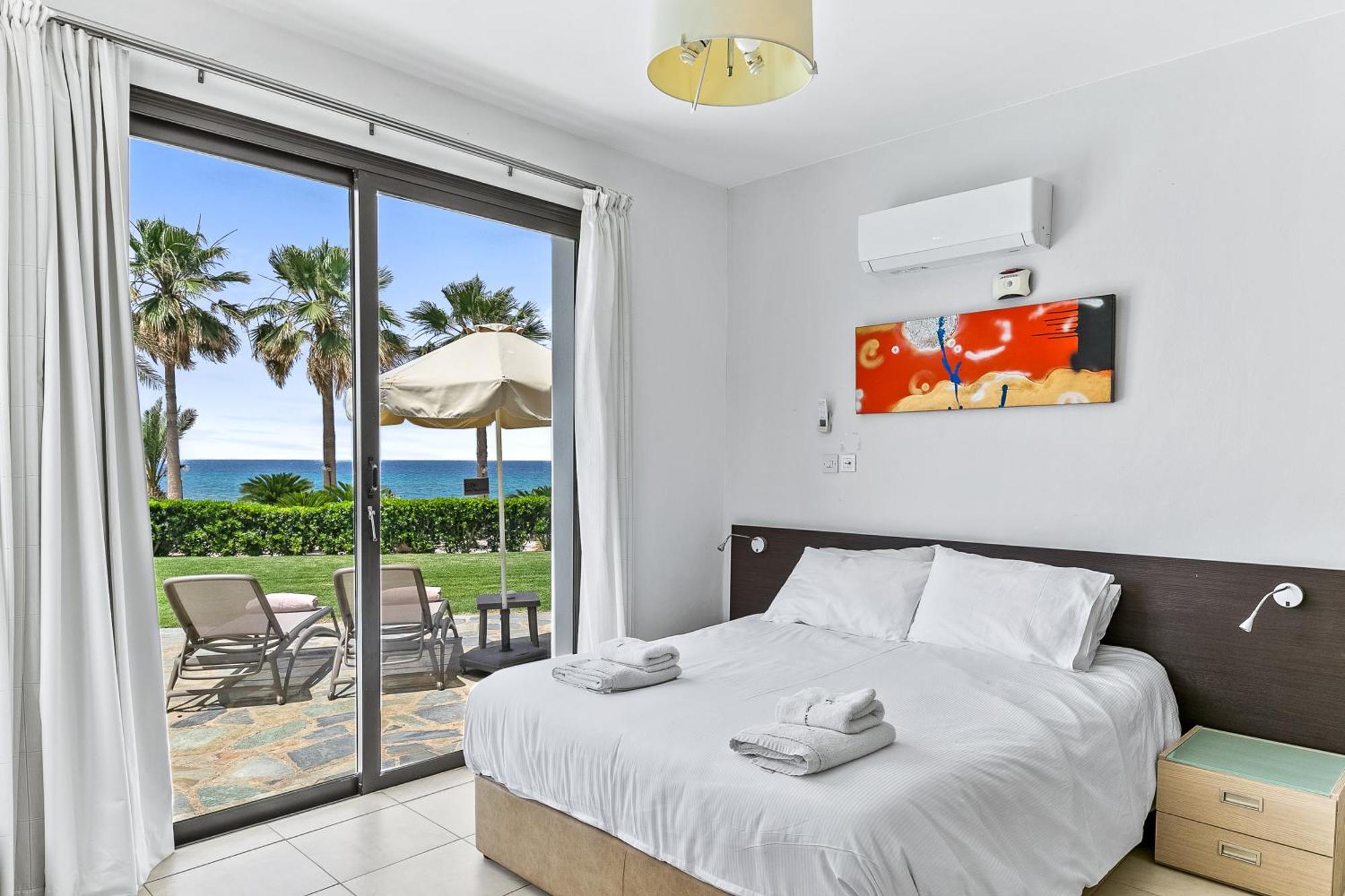 Platzia Beach Villas Paphos Exterior photo