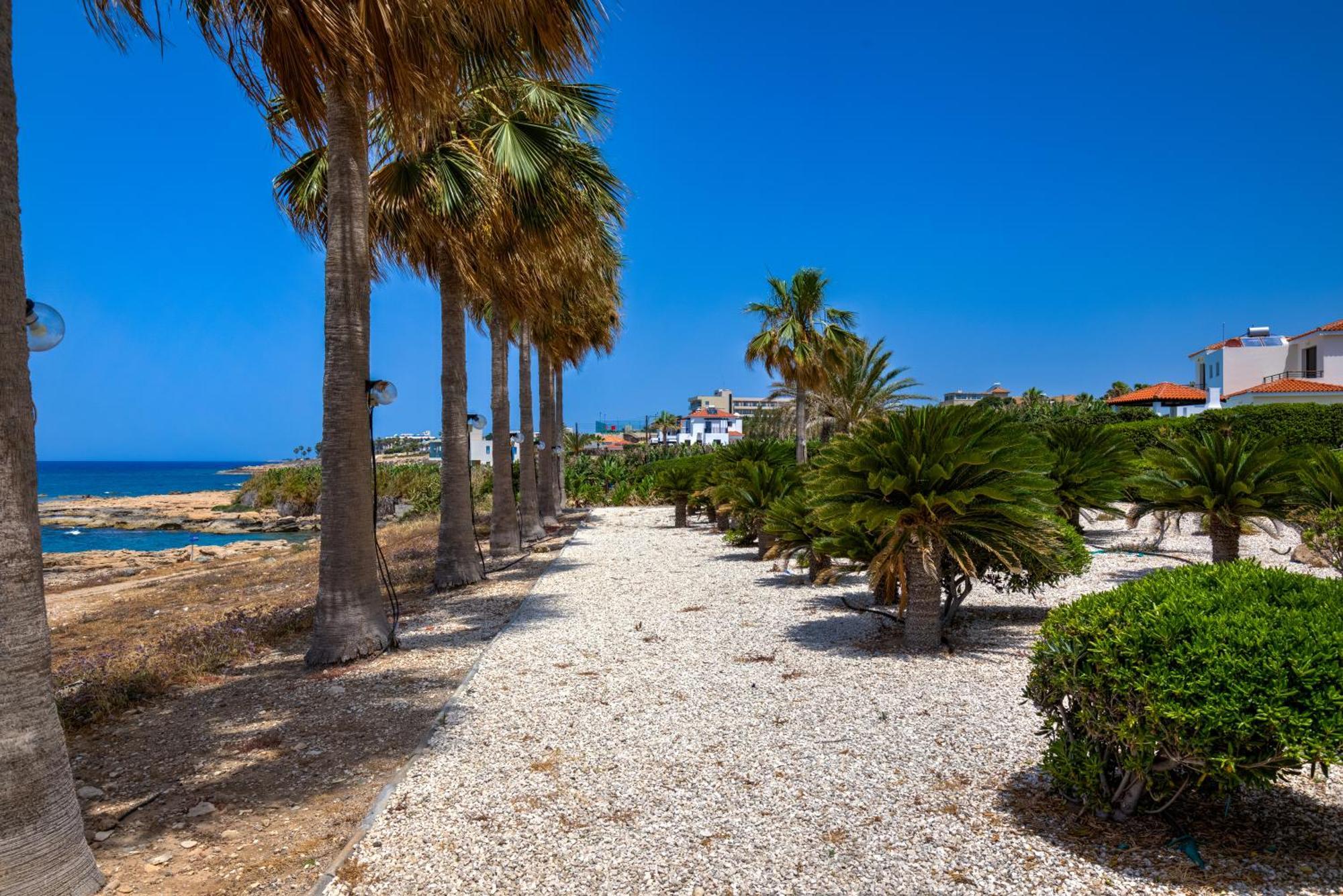 Platzia Beach Villas Paphos Exterior photo