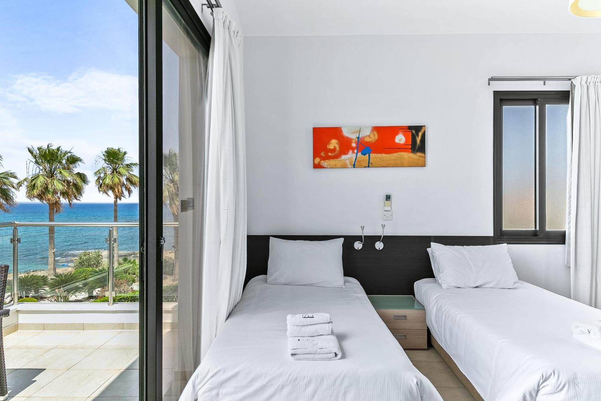Platzia Beach Villas Paphos Exterior photo