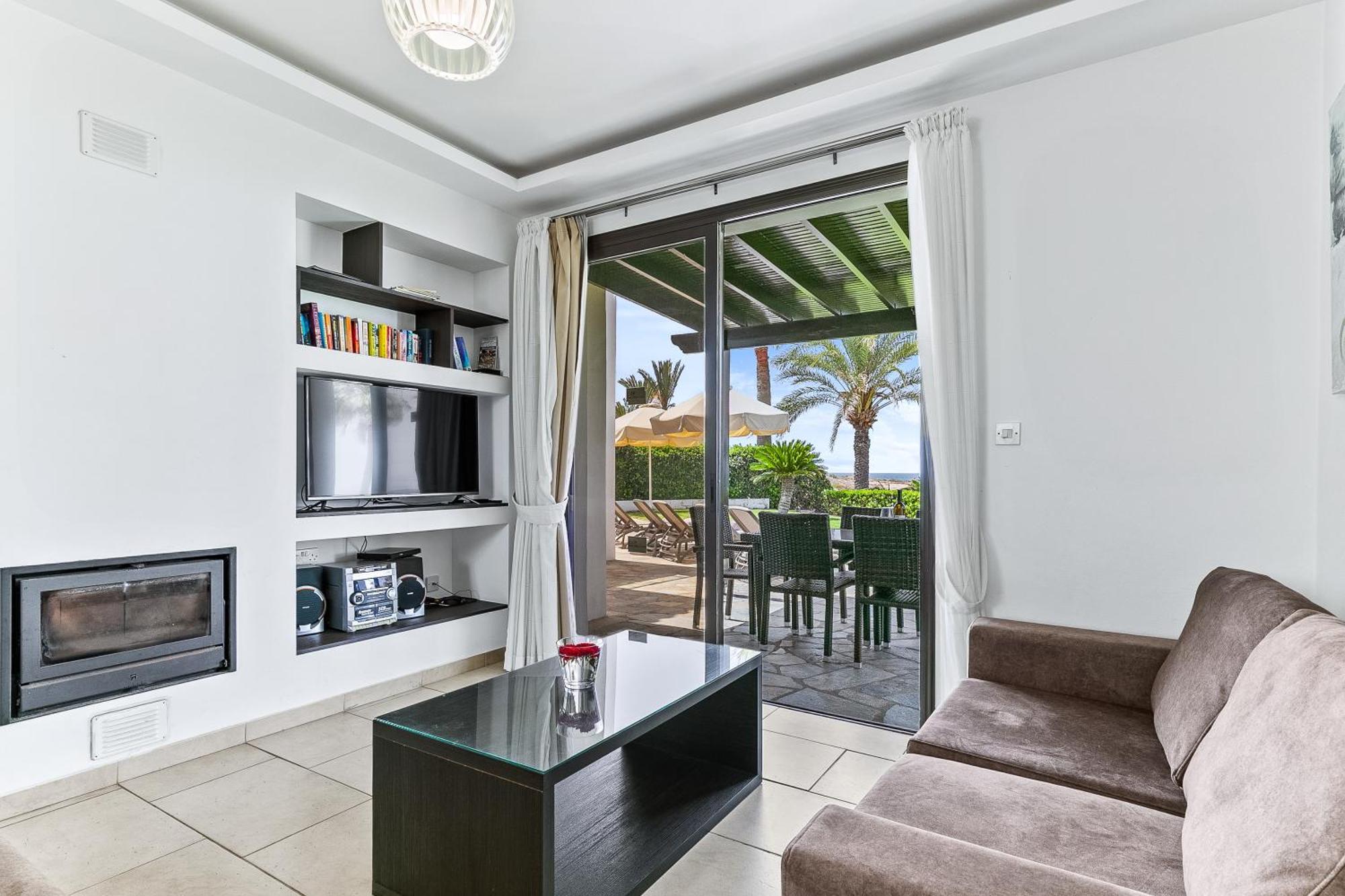 Platzia Beach Villas Paphos Exterior photo