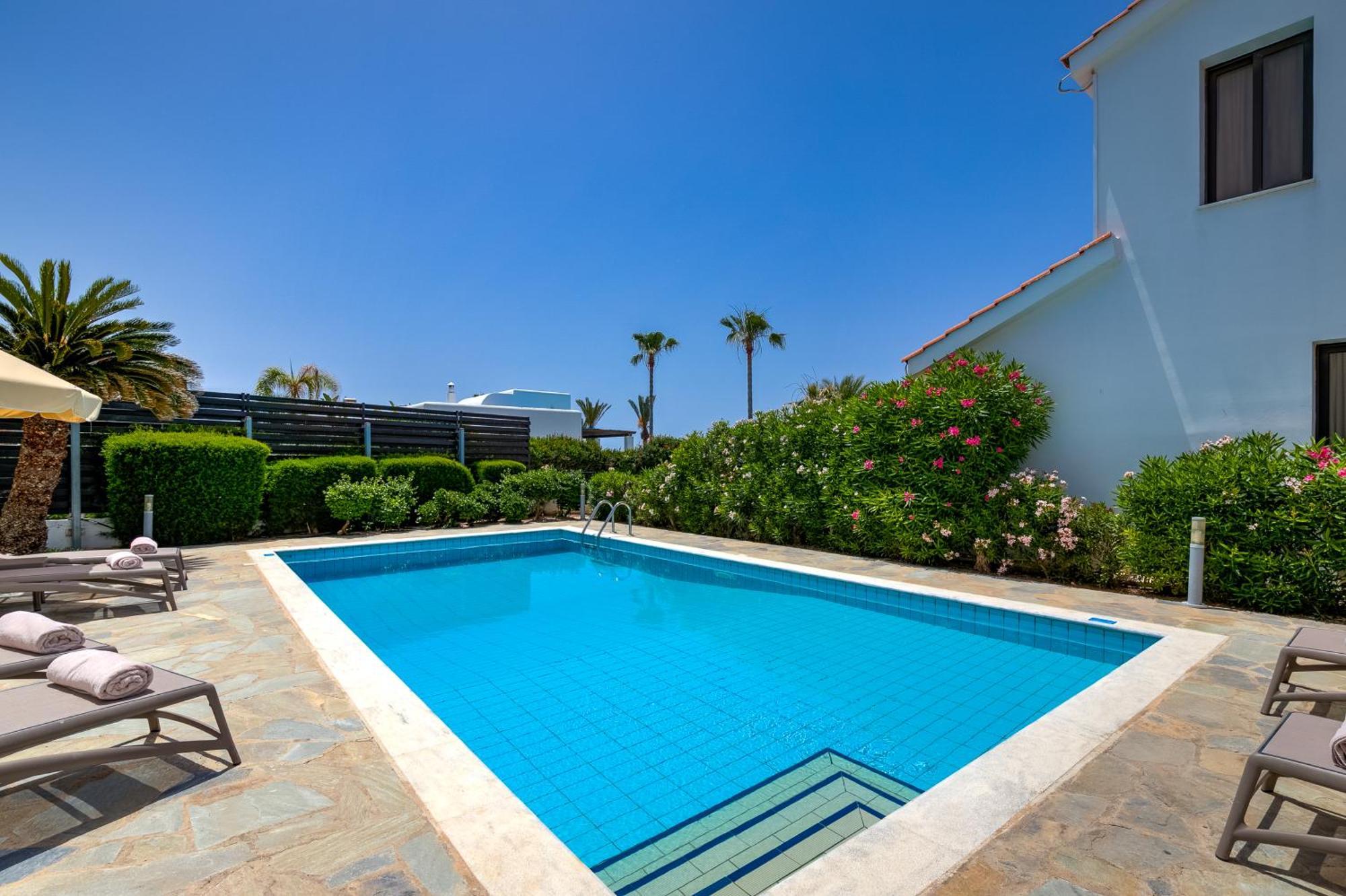 Platzia Beach Villas Paphos Exterior photo