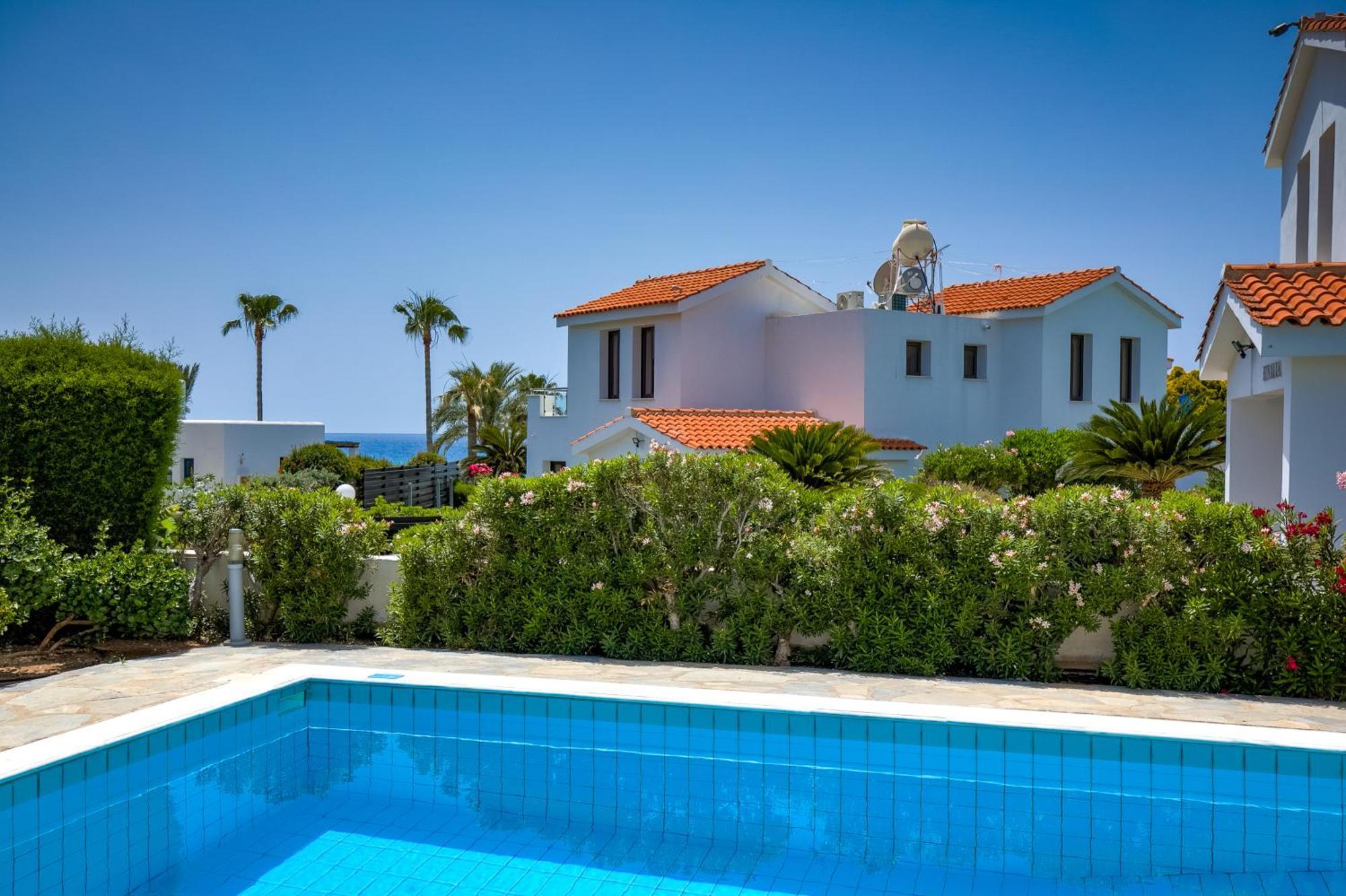Platzia Beach Villas Paphos Exterior photo