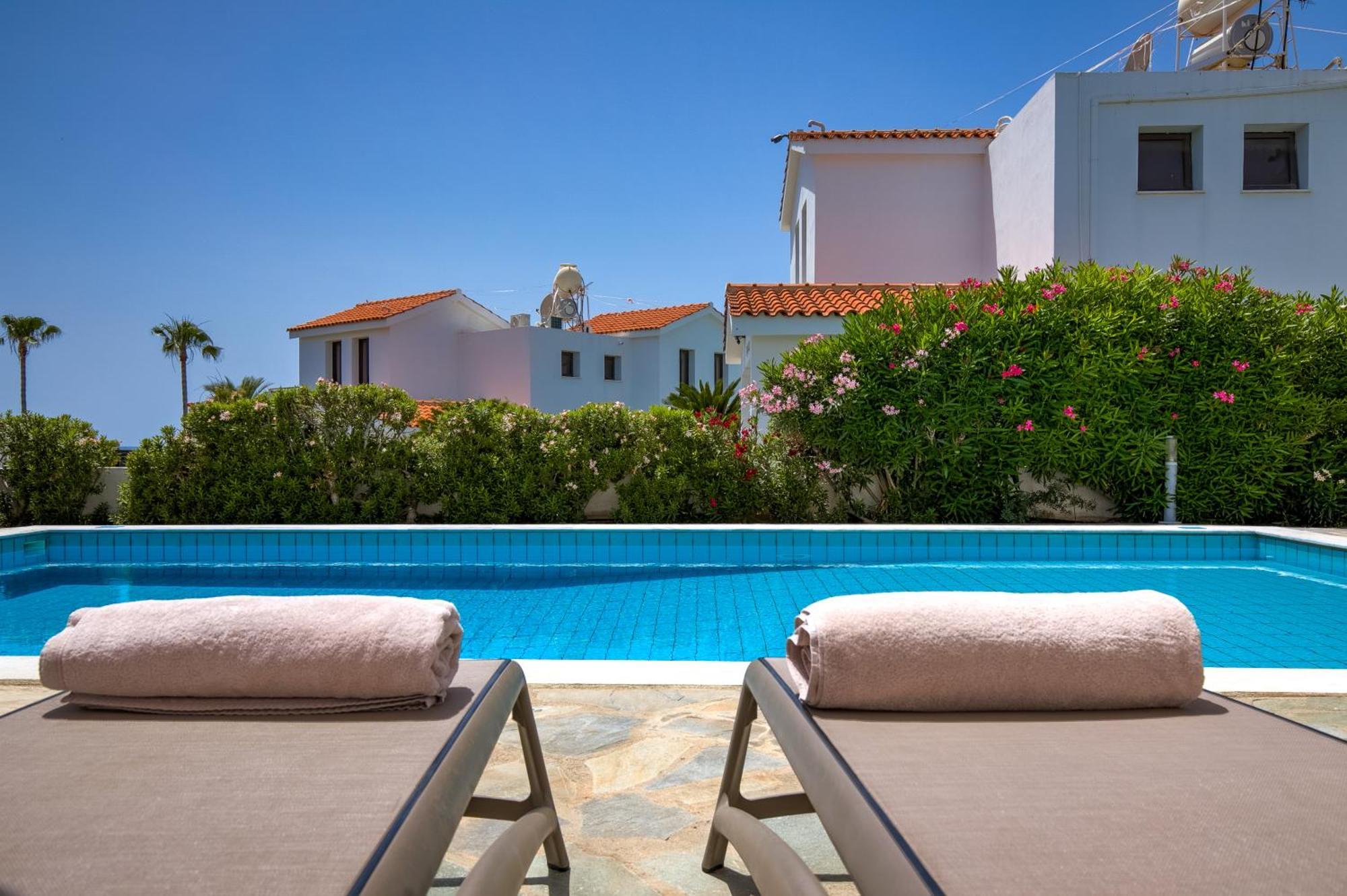 Platzia Beach Villas Paphos Exterior photo