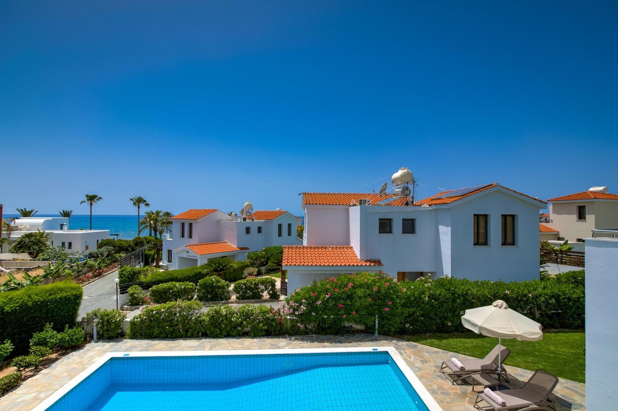 Platzia Beach Villas Paphos Exterior photo