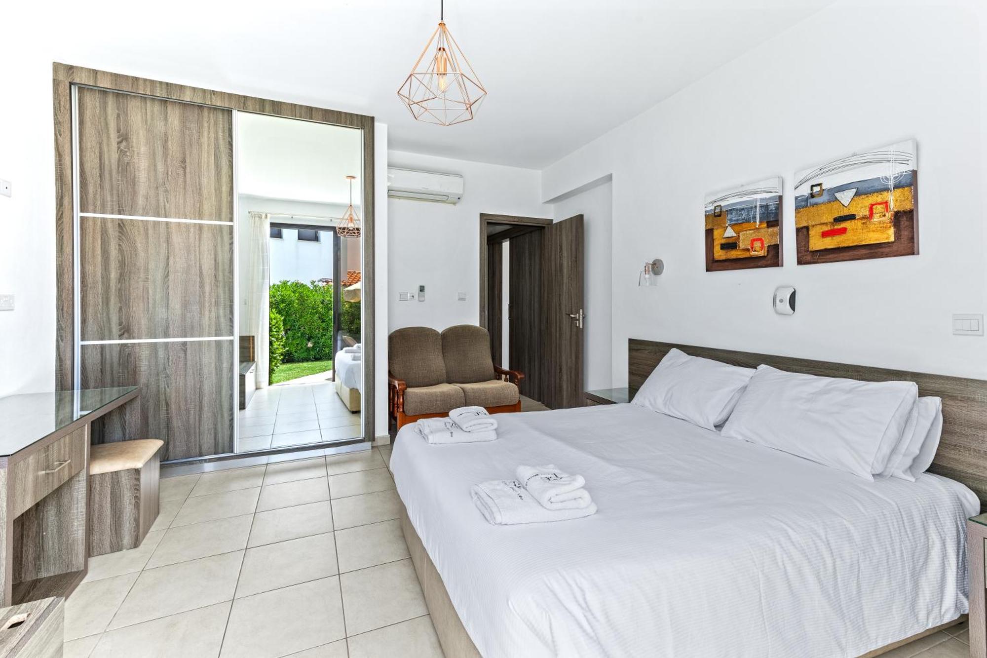 Platzia Beach Villas Paphos Exterior photo